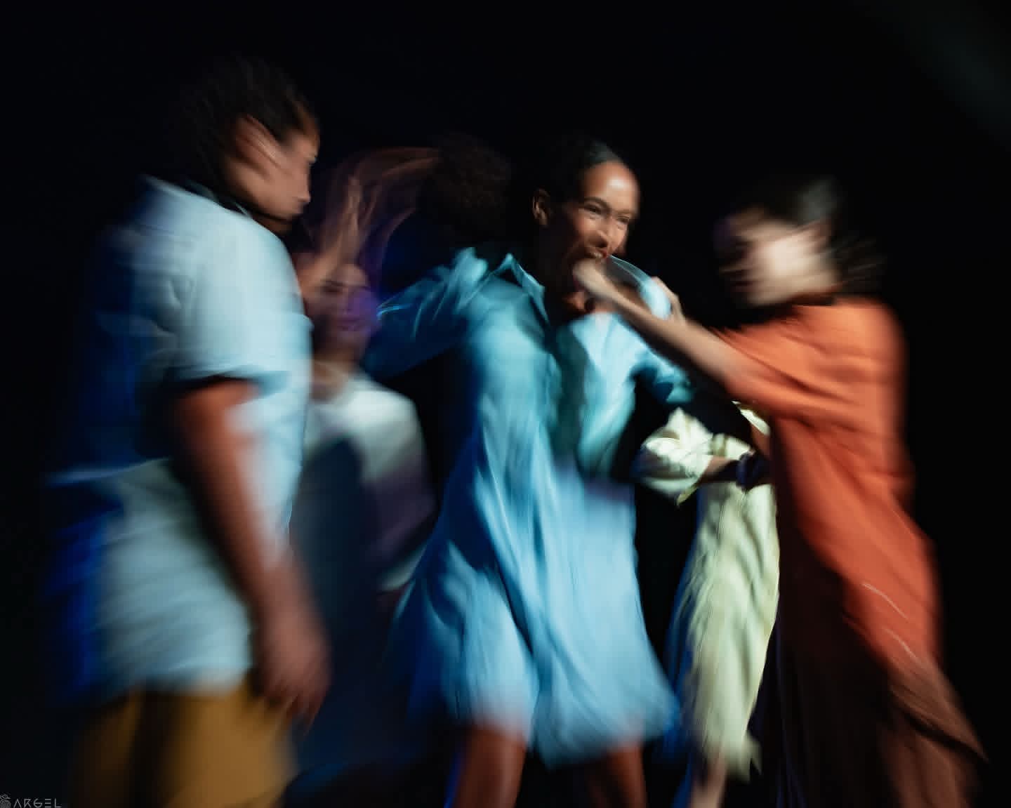 Un perro que ladra y que podría morder fuerte